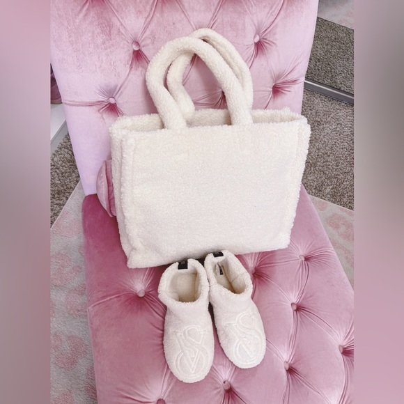 Victorias Secret Sherpa tote and slippers set - Picture 5 of 8